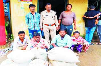 Forest Department team arrested smuggler वन विभाग की टीम ने जंगल से तस्करी करते चार लोगों को पकड़ा, जब्त हुआ एक क्विंटल 90 किलो करील