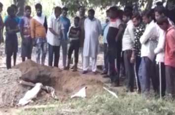 physical assaulted with woman dead body after taken out of the grave हैवानियतः कब्र से निकालकर महिला के शव के साथ किया गंदा काम, देखें वीडियो-
