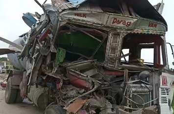 Accident on NH 24B, speeding tanker collides with truck parked with milk, tanker driver dies on the spot एनएच 24 बी पर हुआ हादसा,तेज रफ्तार दूध से भरा टैंकर खड़े ट्रक से टकराया, टैंकर ड्राइवर की मौके पर मौत