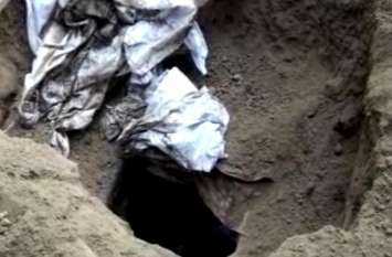 Vandalism with body of woman thrown out of grave, sensation created in कब्र से बाहर निकला महिला का शव, हाथ-पैर कटे इस हालत में जंगल में मिली बॉडी, देखकर लोगों की कांप गई रुह