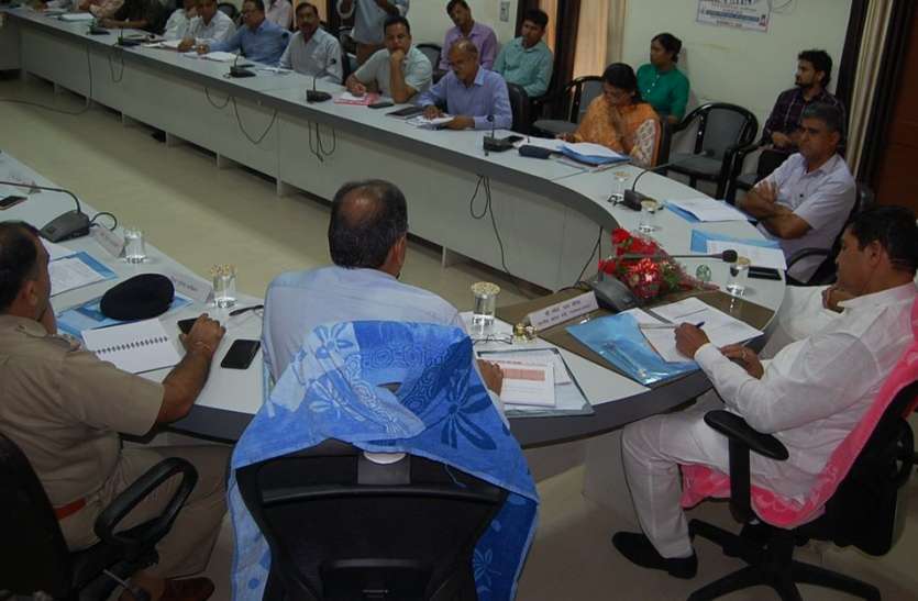 खाद्य एवं नागरिक आपूर्ति मंत्री रमेश चन्द मीना ने विभागीय योजनाओं की समीक्षा की मंत्री ने बैठक में यह कहा अधिकारियों से और फिर...
