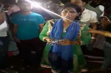 mind upsate woman bruattly beaten by peoples in hospital महिला को बच्चा चोर कहकर तीमारदारों ने जिला अस्पताल में बेरहमी से पीटा