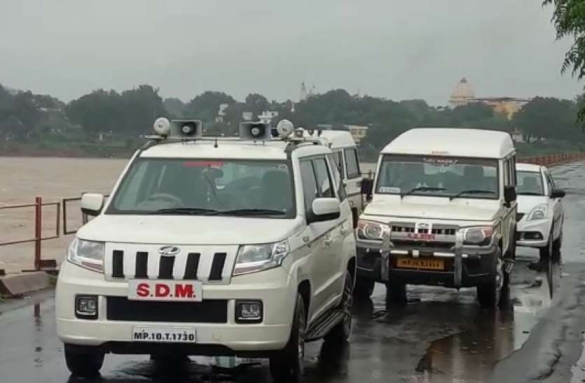 Narmada flood in Omkareshwar, Mortakka bridge closed for five days मोरटक्का पुल खोलने टेस्टिंग कर गड्ढे भरवाए, मगर शाम को जलस्तर बढऩे पर टला निर्णय