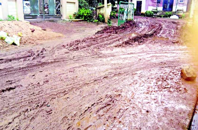 Ganjipara main road becomes muddy, wards falling and getting injured गंजीपारा मुख्य मार्ग हुआ कीचड़मय, वार्डवासी गिरकर हो रहे घायल