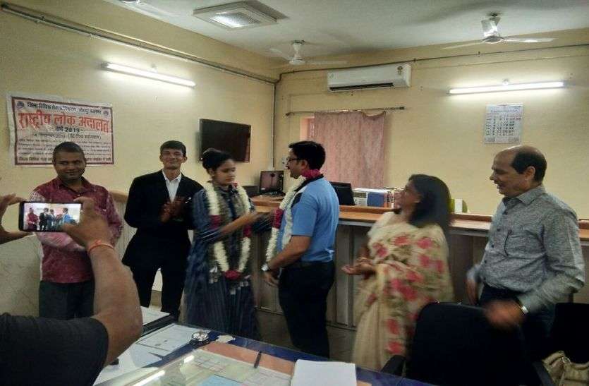 तलाक की अर्जी लगाई, 3 महीने बाद फिर पहनाई माला तलाक की अर्जी लगाई, 3 महीने बाद फिर पहनाई माला