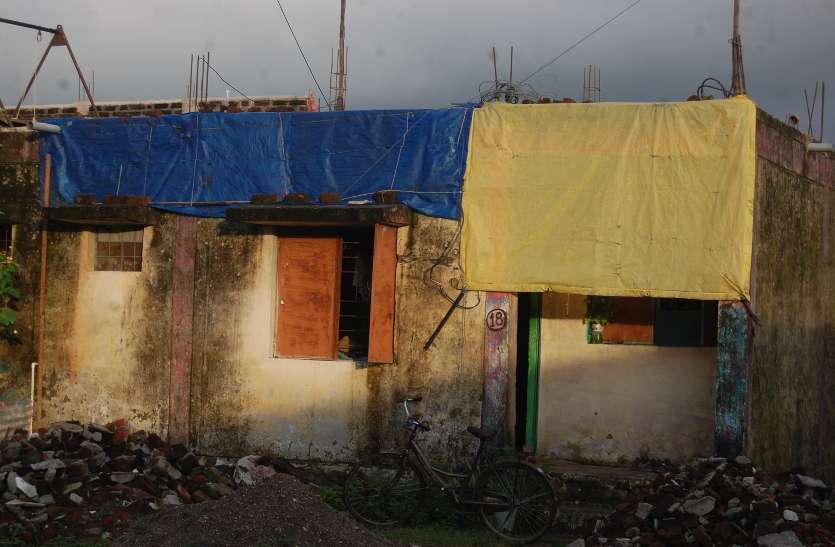 Officers committed corruption in the houses of the poor गरीबों के मकानों में अफसरों ने किया भ्रष्टाचार, तीन साल में ही टपकने लगे करोड़ों के आवास