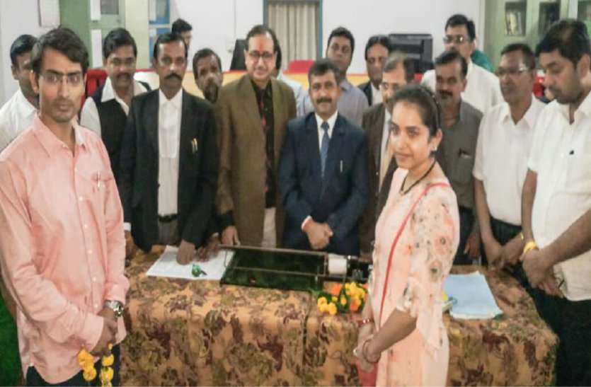 Lok adalat,Ujjain Court,ujjain hindi news,National Lok Adalat, यहां बच्चों खातिर पति-पत्नी ने ऐसे दूर किया मनमुटाव