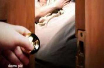 Objectionable condition: Niece caught with boyfriend in night आधी रात चाचा की नींद खुली तो भतीजी के कमरे से आ रही थी लड़के की आवाज, झांक कर देखा तो...