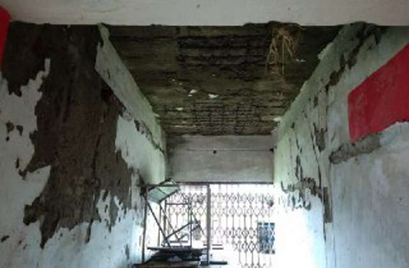 Four months of the year there are rooms in the verandah साल के चार माह बरामदे में लगती हैं कक्षायें