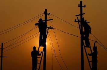 Electricity was stolen after tampering with the meter टीम पहुंची तो लोगों में मच गया हड़कम्प... मीटर से छेड़छाड़ कर चुरा रहे थे बिजली
