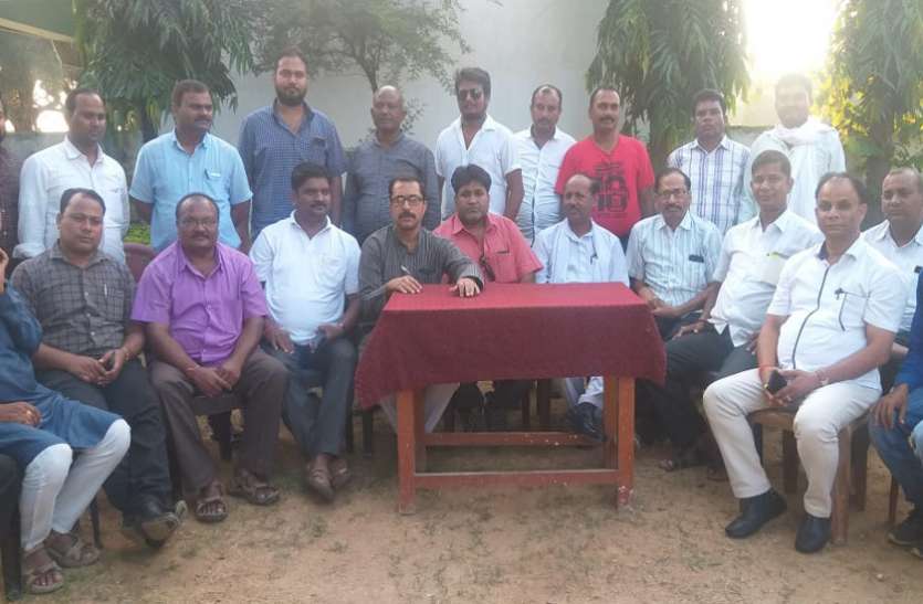 शिक्षामंत्री के खिलाफ विधायक ने कही थीं ये बातें, गुस्साए कांग्रेसियों ने मोर्चा खोल संगठन से की कार्रवाई की मांग शिक्षामंत्री के खिलाफ विधायक ने कही थीं ये बातें, गुस्साए कांग्रेसियों ने मोर्चा खोल संगठन से की कार्रवाई की मांग