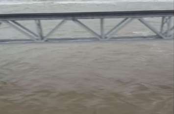 Water On Delhi Mumbai Rajdhani Railway Track VIDEO दिल्ली मुंबई राजधानी ट्रैक पर दूसरे दिन भी पानी