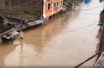 Video Heavy Rain in Jhalawar Weather Forecast झालावाड़ में भारी बारिश से बिगड़े हालात, सेना बुलाई, आठ से दस फीट डूबे मकान, देखें वीडियो