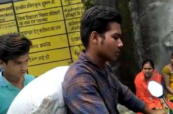 Ration distribution disturbances आधा दर्जन राशन कार्ड दिखाकर घर ले गया एक क्विंटल से अधिक राशन, सोसायटी संचालक से पूछने पर दिया ये जवाब...