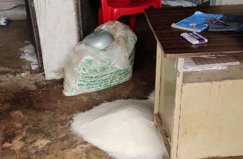 सोसायटी के शटर का ताला तोड़कर छह बोरा शक्कर समेत अन्य राशन सामान ले गए चोर
