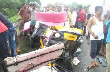 Collision in truck-auto, 3 dead, 6 injured Accident : इंदौर-इच्छापुर हाईवे पर ट्रक-ऑटो में भिड़ंत, 3 की मौत, 6 घायल