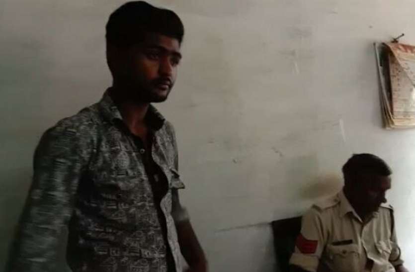 Blood broker caught in hospital, was bargaining with the attendant अस्पताल में पकड़ा गया खून का दलाल, अटेंडर से कर रहा था सौदेबाजी