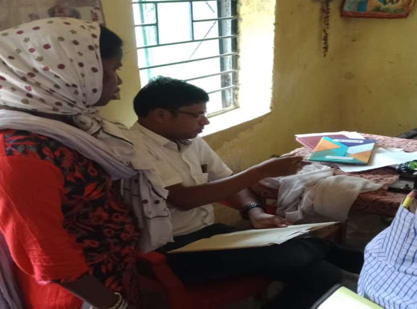 एसडीएम स्कूल में पहुंचे तो बच्चों को पढ़ा रही थी आया, जब सामने आई ये हकीकत तो ऑफिसर भी रह गए हैरान...