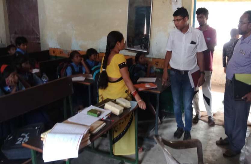 एसडीएम स्कूल में पहुंचे तो बच्चों को पढ़ा रही थी आया, जब सामने आई ये हकीकत तो ऑफिसर भी रह गए हैरान... एसडीएम स्कूल में पहुंचे तो बच्चों को पढ़ा रही थी आया, जब सामने आई ये हकीकत तो ऑफिसर भी रह गए हैरान...