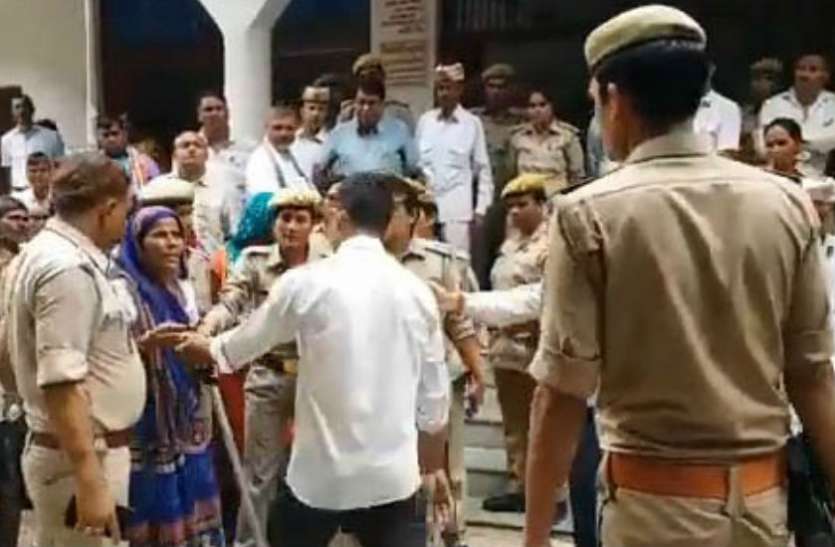 डीएम कार्यालय के बाहर फरियादियों को महंगा पड़ा हंगामा डीएम कार्यालय के बाहर फरियादियों को महंगा पड़ा हंगामा