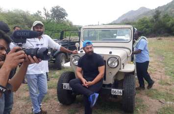 Aamir Khan suddenly reached Sewana in Barmer on Saturday आमिर खान शनिवार को अचानक बाड़मेर के सिवाना पहुंचे...देखिये वीडियो