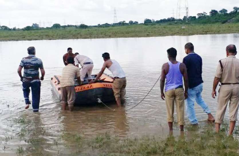 Mother jumped into pond to save drowning child in Singrauli डूबते बच्चे को बचाने मां ने तालाब में लगाई छलांग, दोनों की मौैत
