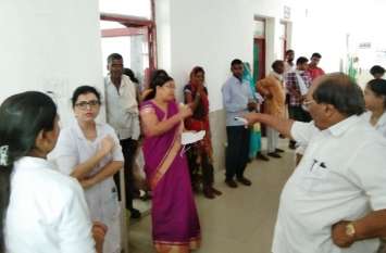 Disorder in Singrauli District Hospital ओपीडी के समय क्लीनिक में प्रैक्टिस कर रहे थे डाक्टर, अव्यवस्था देखकर सीएमएचओ ने डाक्टरों को लगाई फटकार