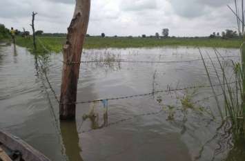three fisherman stuck in an island टापू में दस घंटे तक फंसे रहे तीन मछुआरे, जब निकाले गए बाहर तो हालत देख सभी हैरान