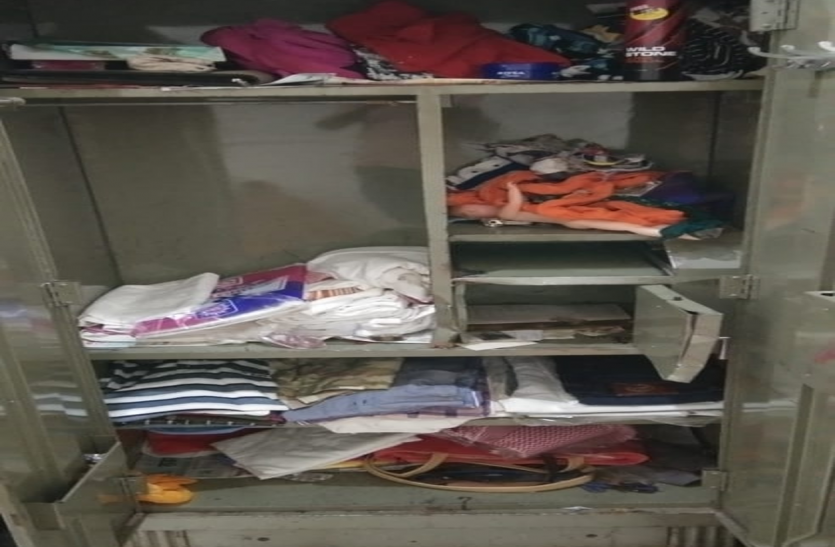 theft in house शादी समारोह में गया था परिवार, चोरों ने घर में घुसकर चार लाख की संपत्ति उड़ाई
