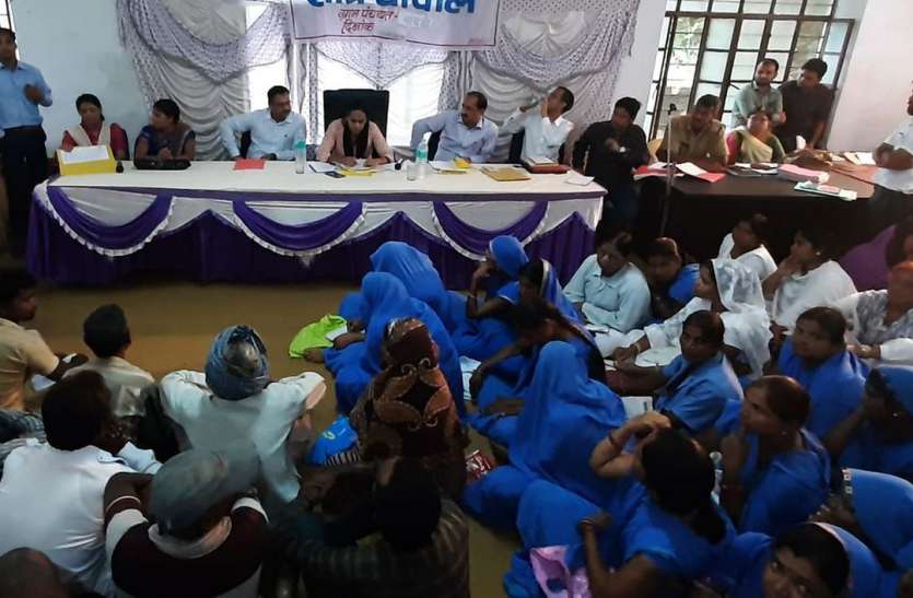 Collector's meet to people मेडम! विद्युत निगम पैसे लिए बिना नहीं करता काम