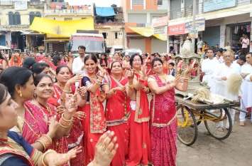 Indra's did abhishek श्रीजी निकले नगर भ्रमण को, इन्द्र ने किया 'अभिषेक