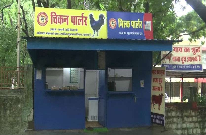 untitled_2.jpg एक ही दुकान में सरकार बेच रही कड़कनाथ चिकन और काऊ मिल्क, बीजेपी ने कहा- धार्मिक भावना हो रही है आहत
