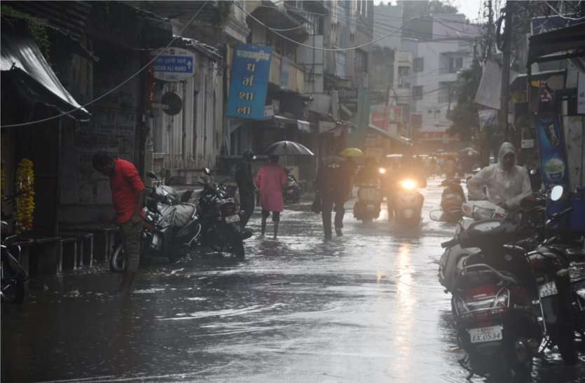 नहीं थमी बारिश, प्रशासन को करनी पड़ी ये घोषण नहीं थमी बारिश, प्रशासन को करनी पड़ी ये घोषण