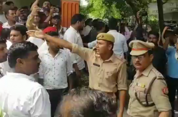 Samajwadi Party Supporters Hangama To Meet Akhilesh Yadav In Rampur Breaking- अखिलेश यादव से मिलने आए सपाइयों से पुलिस ने कह दी ऐसी बात कि हो गया हंगामा- देखें वीडियो