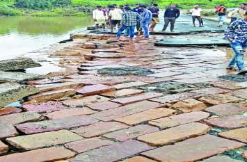 300 km road deteriorated due to rain जिले की 300 किमी. सड़कों और 76 पुलियाओं को लील गई बारिश
