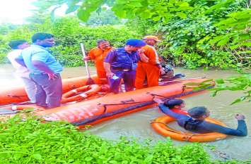 On the third day, Aryan's body was found in the bushes half a km away तीसरे दिन पुलिया से आधा किमी दूर झाडिय़ों में मिला आर्यन का शव