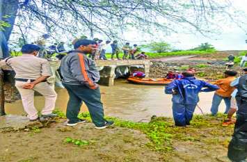 One dead due to drifting in drain, search for child outside किशोर की मौत, दूसरे बहे बच्चे की तलाश के लिए रेस्क्यू जारी