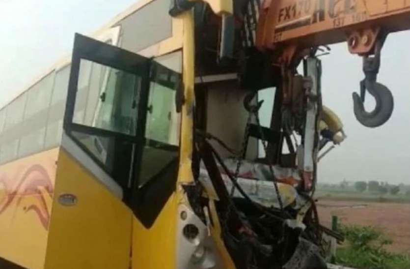 Yamuna express Way आजमगढ़ से दिल्ली जा रही बस ट्रक में घुसी, दो मरे, 20 घायल Yamuna express Way आजमगढ़ से दिल्ली जा रही बस ट्रक में घुसी, दो मरे, 20 घायल