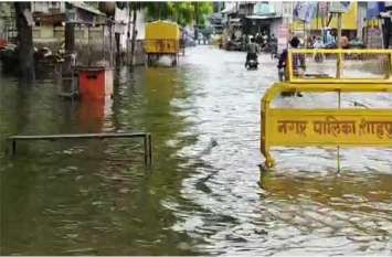 rain water enters homes, rail traffic affected in Bhilwara सीवरेज योजना खटाई में, बारिश का पानी घरों में घुसा, रेल यातायात प्रभावित