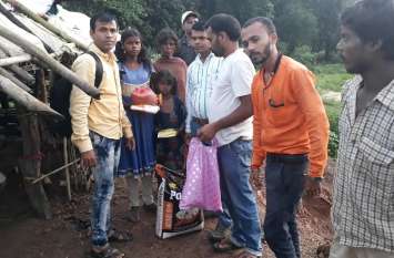 Hands of help for Baiga tribal family struggling with hunger भूखमरी से जूझ रहे बैगा आदिवासी परिवार के लिए उठने लगे मदद के हाथ