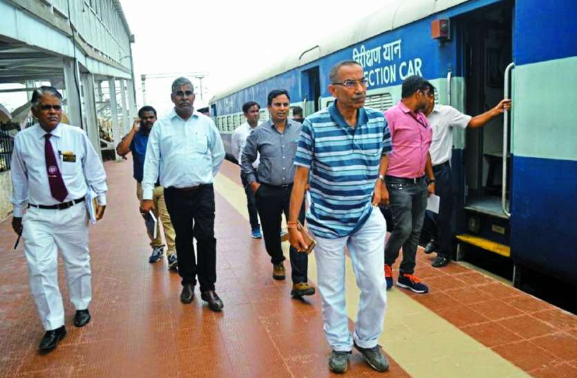 PCCM inspected at Satna railway station वेटिंग रूम के शौचालय से आ रही थी बदबू, स्टेशन पर नहीं था पानी, फिर कुछ ऐसे भड़के पीसीसीएम