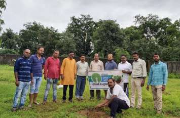 Ekta Club planted fruit plants in the cemetery एकता क्लब ने कब्रिस्तान में लगाए फलदार पौधे