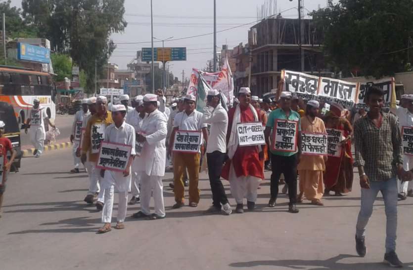 फलोदी. पॉलीथिन मुक्त फलोदी अभियान के तहत यहां रविवार को विशाल रैली निकालकर लोगों को पॉलीथिन के उपयोग से मानव व पशुधन के स्वास्थ्य पर हो रहे घातक प्रभाव से सचेत करते हुए पॉलीथिन का पूर्ण रूप से त्याग करने की अपील की गई। रैली से दिया पॉलीथिन मुक्त फलोदी का संदेश
