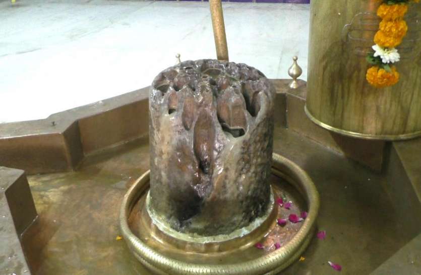 Ahmedabad news : यहां शिवलिंग से निरंतर बहता है पवित्र जल Ahmedabad news : यहां शिवलिंग से निरंतर बहता है पवित्र जल