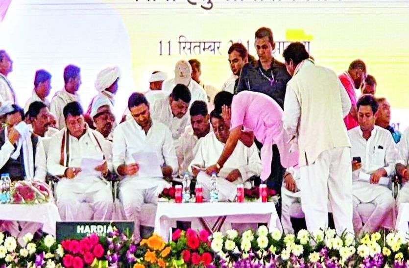 नई रेत नीति में संशोधन और आलीराजपुर में कन्या महाविद्यालय के लिए सीएम को सौंपा पत्र नई रेत नीति में संशोधन और आलीराजपुर में कन्या महाविद्यालय के लिए सीएम को सौंपा पत्र