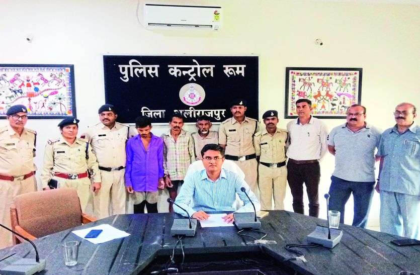तिहरे हत्याकांड के तीन आरोपी गिरफ्तार, तीन अब भी फरार तिहरे हत्याकांड के तीन आरोपी गिरफ्तार, तीन अब भी फरार