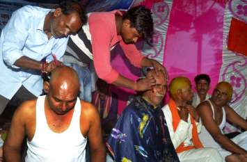 50-year-old mustache cut off in protest मांगे नहीं मानी तो विरोध में कटवा दी 50 साल पुरानी मूंछें