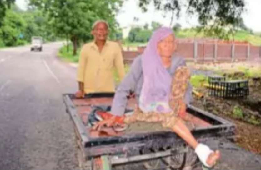 मां के पैर में कांटा चुभा तो बेटा 12 किमी दूर ठेले में बैठाकर अस्पताल ले आया, बोला- मां तकलीफ में थी मां के पैर में कांटा चुभा तो बेटा 12 किमी दूर ठेले में बैठाकर अस्पताल ले आया, बोला- मां तकलीफ में थी