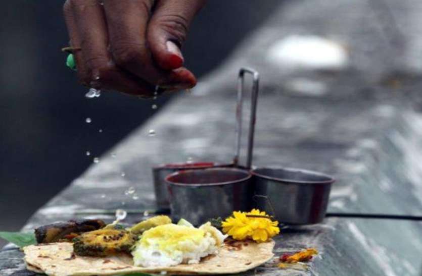पितृ पक्ष पर कौवों को क्यों कराया जाता है भोजन, जानिए इसका खास महत्त्व