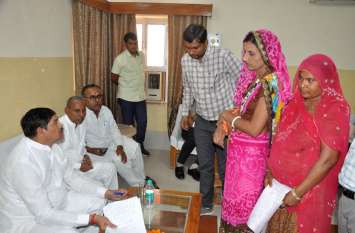 Minister Review Meeting in barmer मंत्री अधिकारियों पर बिफरे, बोले- प्रतापगढ़-डूंगरपुर भिजवा दूंगा